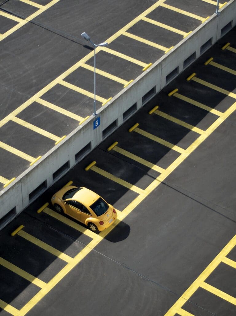 Gelbes Auto auf Parkplatz mit gelben Parkstreifen